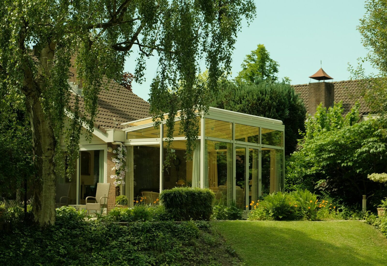 Aus Ihrem Wintergarten einen angenehmen Arbeitsplatz machen: Ruhe, Licht und Fokus das ganze Jahr