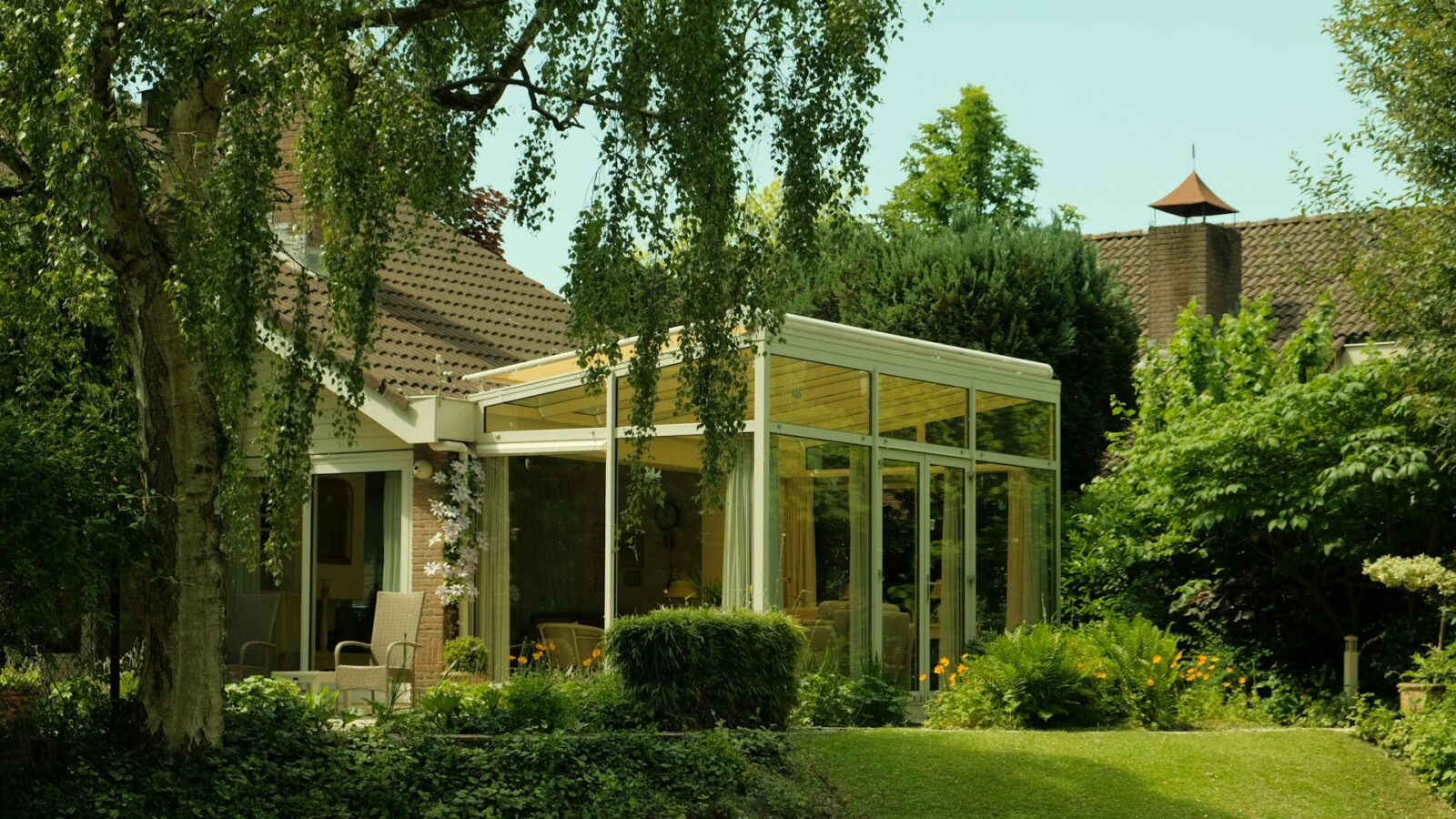 Aus Ihrem Wintergarten einen angenehmen Arbeitsplatz machen: Ruhe, Licht und Fokus das ganze Jahr